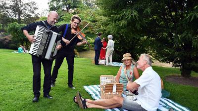 Musikalische Überraschung: Die Acoustic-Band Pizzicato Blue sorgt für die richtige Stimmung beim Picknick der Leser. Fotos: Bernhard Margull