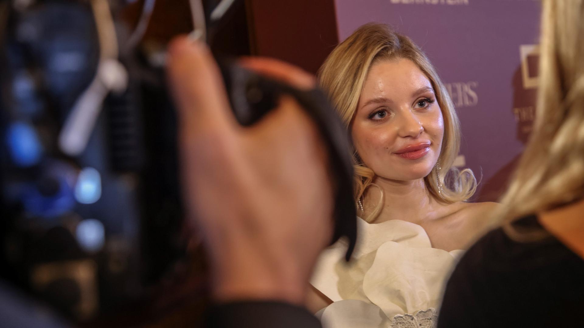 Milena Milyaev wird interviewt. 