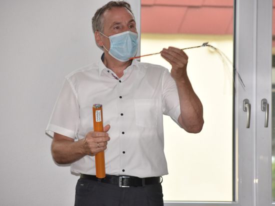 So sieht das neue Kabel aus: Harald Brill präsentiert Leerrohr und Glasfaserkabel