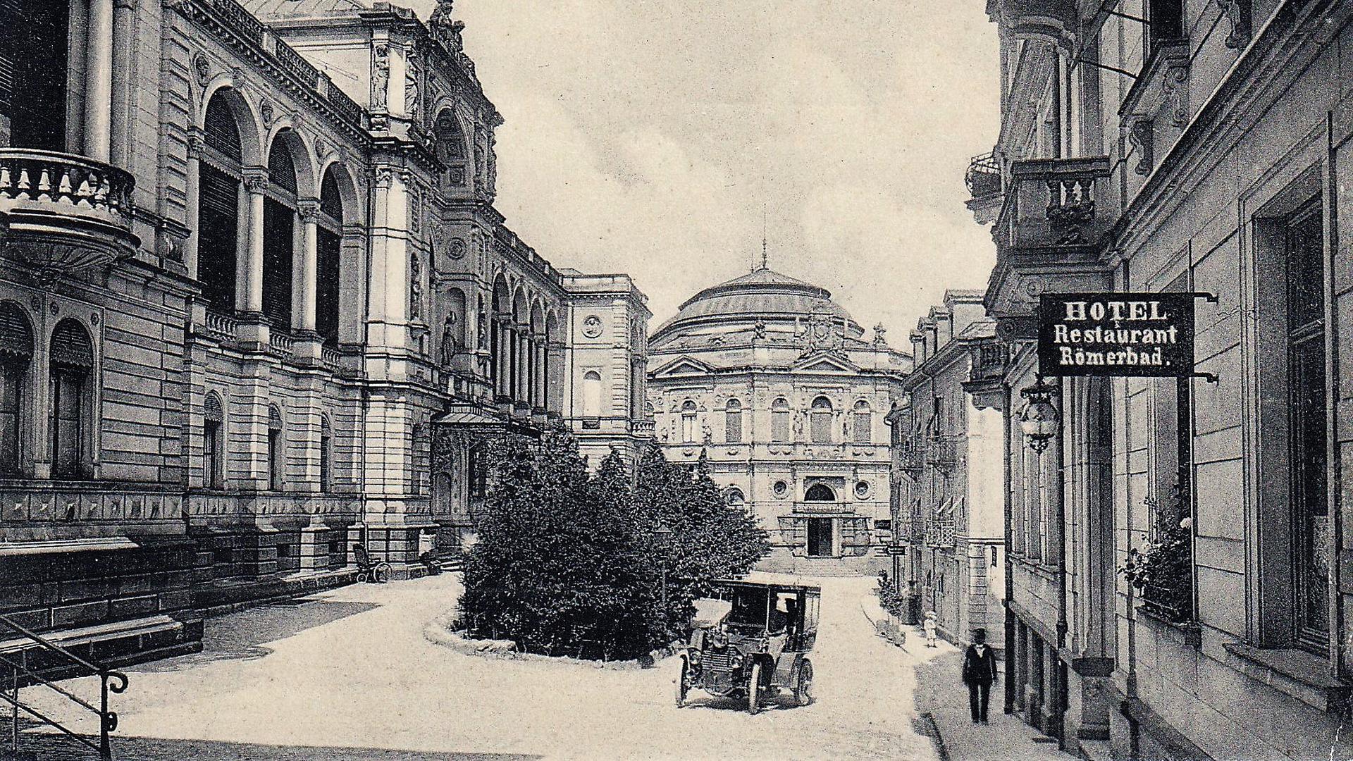 Vor 100 Jahren sah Baden-Baden noch anders aus – nicht nur in Bezug auf die Autos. Dieses Bild zeigt neben dem Friedrichsbad (links) auch das 1962 abgerissene Augustabad (Bildmitte).