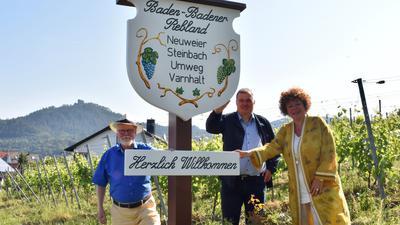 Die neuen Willkommensschilder schlagen touristisch ein neues Kapitel im Rebland auf. Vlnr. Klaus Bloedt-Werner, Ortsvorsteher Ulrich Hildner und BBT-Chefin Nora Waggershauser.