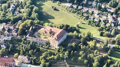 Eine Luftaufnahme zeigt das großzügige Anwesen des Neuen Schlosses in Baden-Baden. Es besteht aus elf Gebäuden mit insgesamt 420 Räume. 
