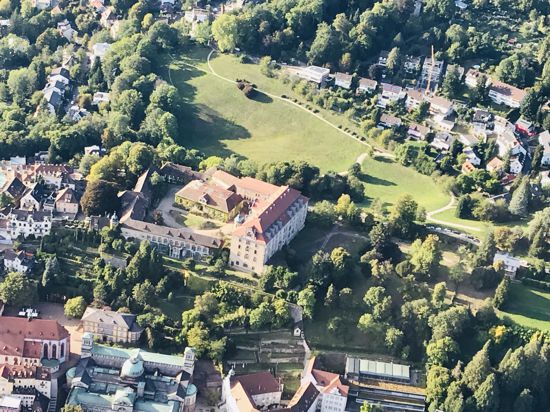 Eine Luftaufnahme zeigt das großzügige Anwesen des Neuen Schlosses in Baden-Baden. Es besteht aus elf Gebäuden mit insgesamt 420 Räume. 