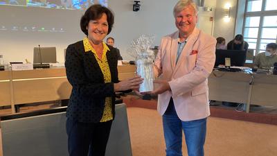 Warme Worte und ein Weinkühler zum Abschied: Oberbürgermeisterin Margret Mergen überreicht Hansjürgen Schnurr ein Erinnerungsstück von der Majolika. 