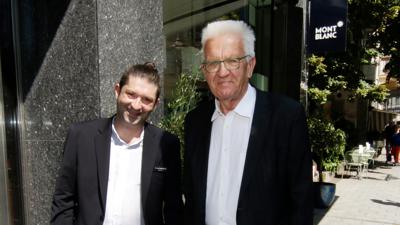 Der baden-wuerttembergische Ministerpraesident Winfried Kretschmann (li) besucht das Baden-Badener Start-up-Unternehmen   Hybrid-Airplane Technologies. li:  Hybrid CEO Dr. Csaba Singer; re: MP                           