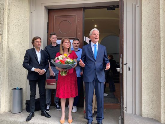 Neuer Rathauschef: Dietmar Späth wird neuer Oberbürgermeister in Baden-Baden. Vor dem Rathaus wurde ihm und seiner Frau Susanne ein Empfang bereitet.
