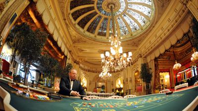 Wolf-Dieter Keitel, Croupier im Casino Baden-Baden, sitzt am Donnerstag (26.02.2009) in der Spielbank im "Wintergarten-Saal" an einem französischen Roulette Tisch.