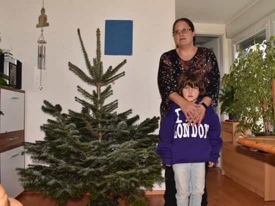 Der Christbaum bleibt ungeziert: Jane Ofenloch und ihre Tochter Madita müssen Weihnachten in einer anderen Wohnung feiern. 