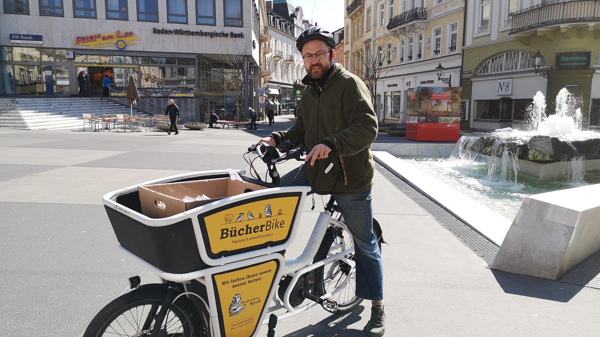 Radelnd gegen die Corona-Krise: Josua Strass liefert Bücher-Bestellungen per Fahrrad an seine Kunden.