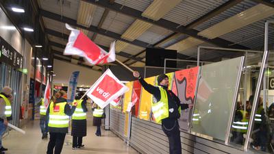 Streikende am Flughafen mit der Verdi-Fahne.
