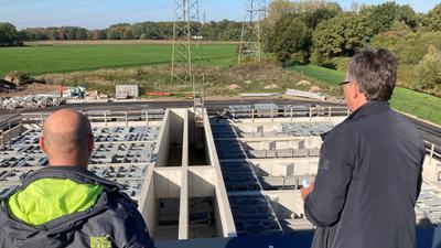 Auf der Zielgeraden: Olaf Herrmann (links) und Peter Riedinger blicken vom Dach des Anlagengebäudes auf das Becken der vierten Reinigungsstufe der Kläranlage, dessen 64 Segmente bald mit Aktivkohle gefüllt werden.
