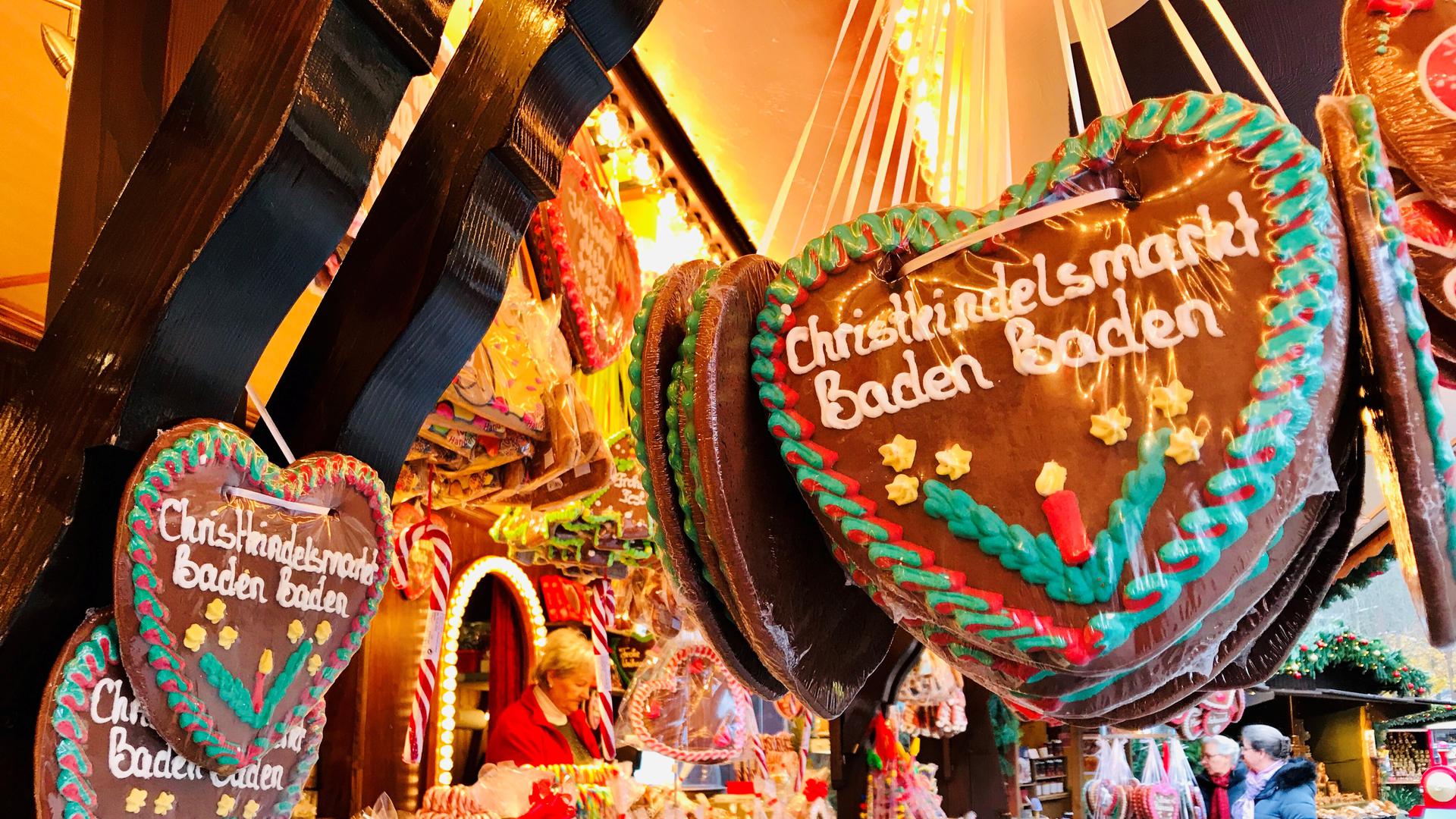 Verpackte Lebkuchenherzen mit dem Schriftzug „Christkindelsmarkt Baden Baden“ hängen an einem Süßigkeiten-Stand auf dem Weihnachtsmarkt in Baden-Baden. 