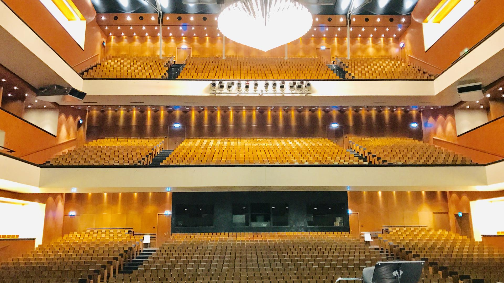 2500 Plätze bietet das Festspielhaus. Damit ist es das größte Opernhaus in Deutschland und das zweitgrößte in Europa.