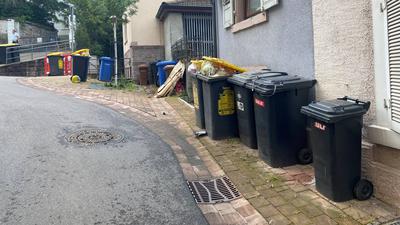 Wahrlich kein schöner Anblick: Laut einer Anwohnerin stehen die Abfallbehälter dauerhaft auf der Straße vor den Häusern. 