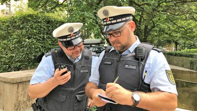 Personenkontrolle: Polizeihauptkommissar Roland Kiefer (links) und Polizeioberkommissar Heiko Kramer geben die aufgenommenen Personendaten zur Überprüfung an ihre Kollegen auf dem Revier weiter.