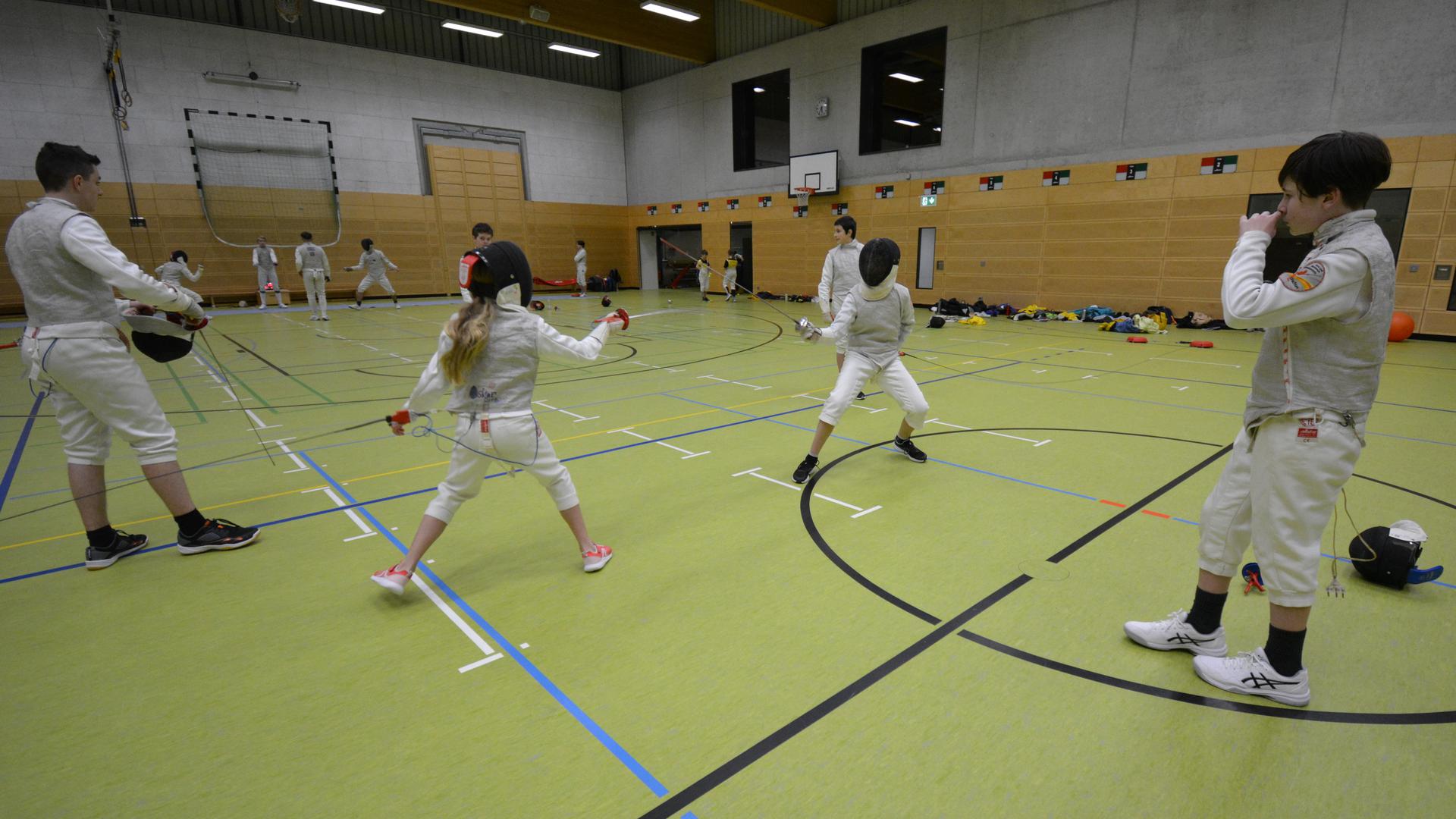 Die etwa 30 Kinder und Jugendlichen der Gruppe trainieren in der Halle des Richard-Wagner-Gymnasiums.