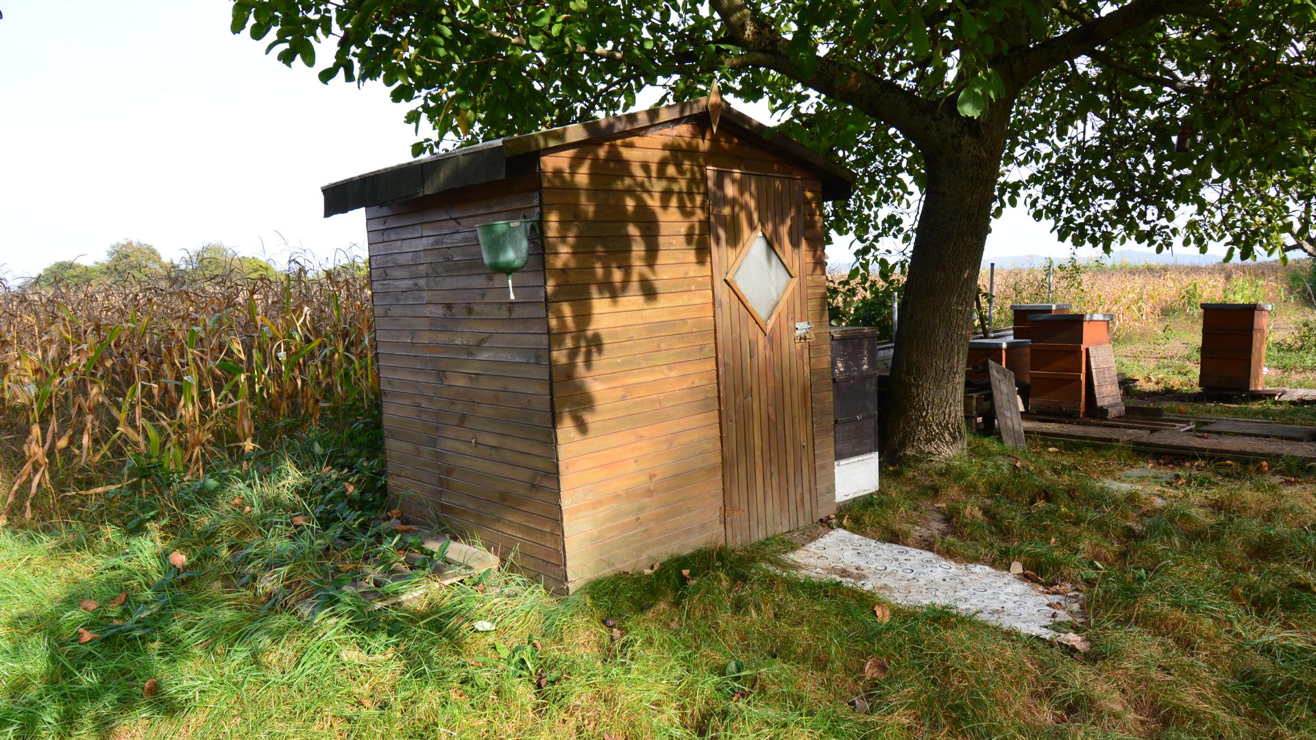 Die Fotos zeigen eine Gartenhütte, vergleichbar denen, um die es in dem ersten Artikel geht. Die Aufnahem stammt von einem Feld in Rastatt.