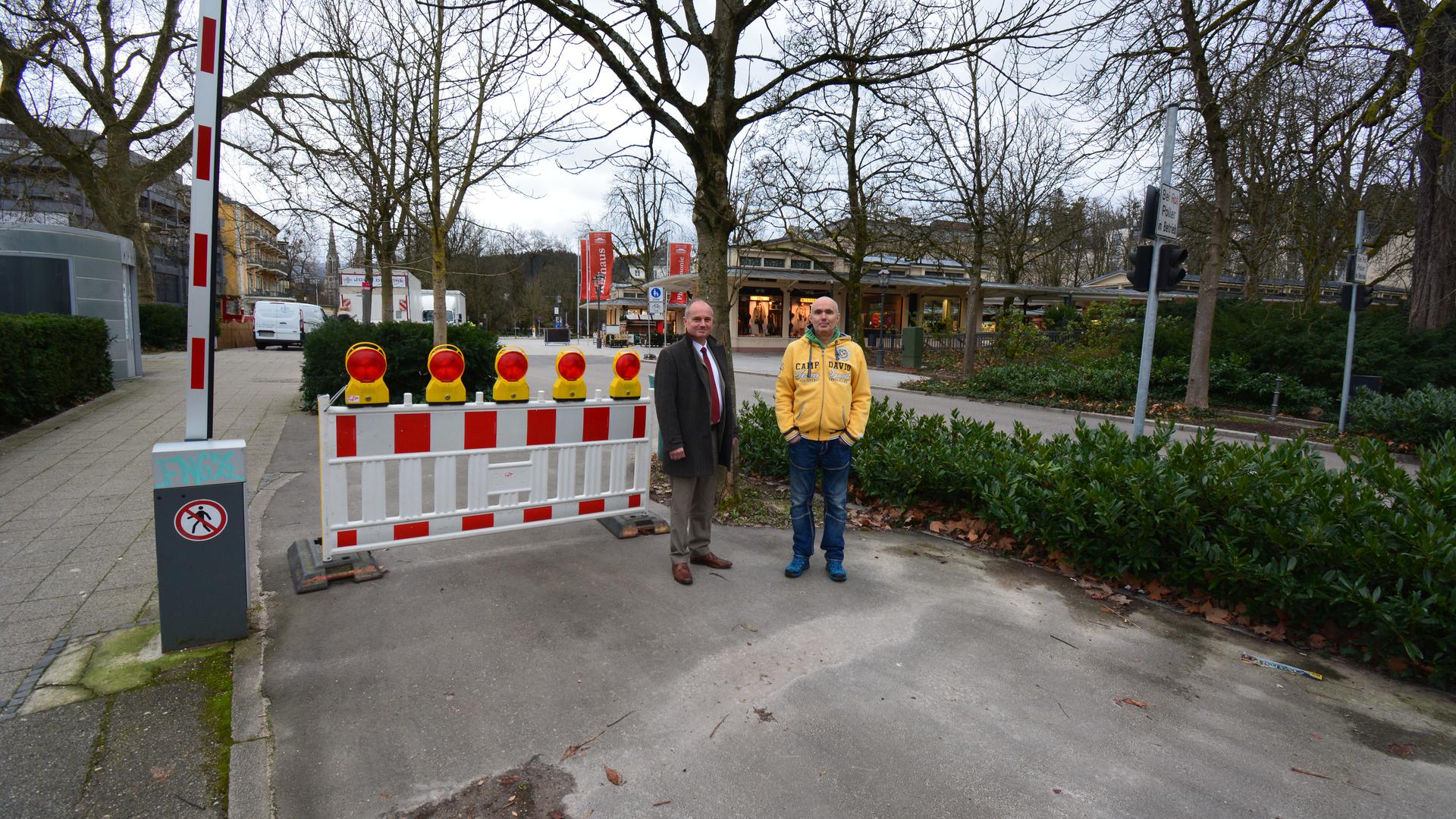 Das Foto zeigt Stefan Bäuerle und Michael Ketterer vor der Absperrung am Taxiplatz am Kurhaus bei der Fieserbrücke. 