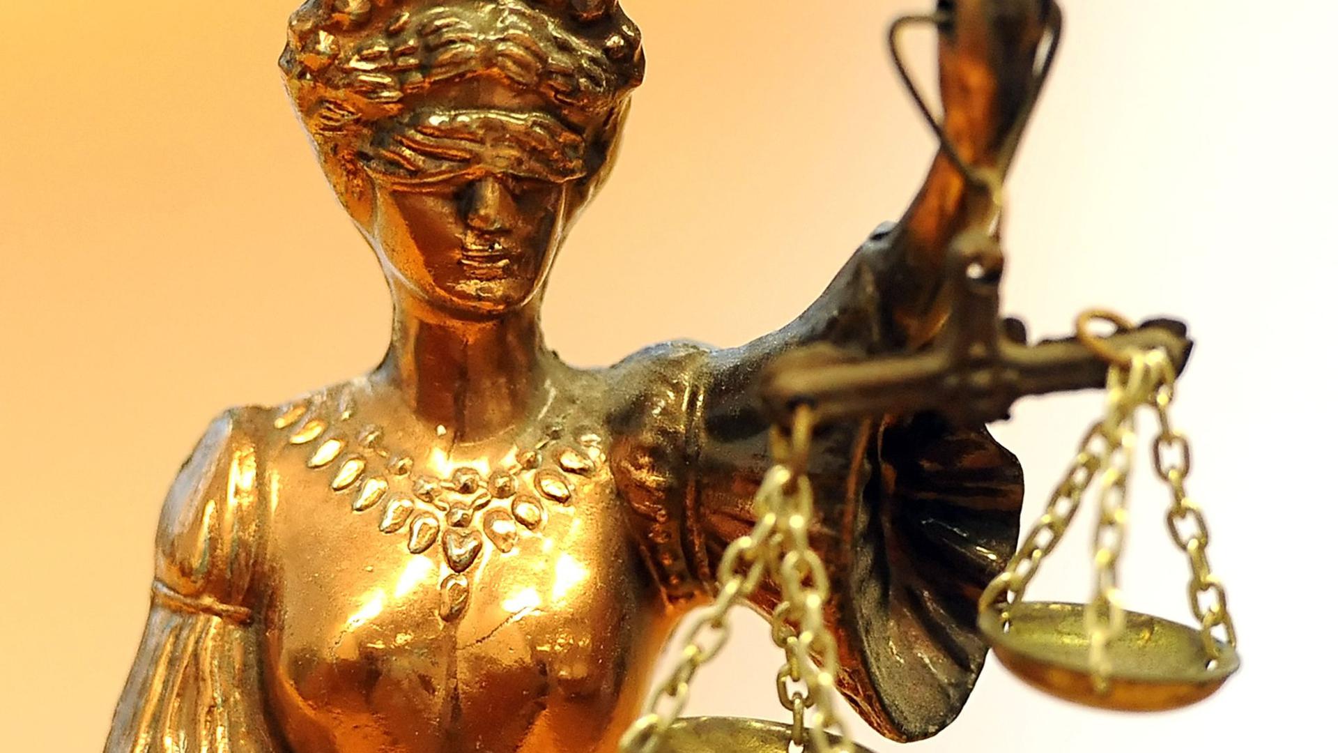 Eine goldfarbene Justitia-Figur.