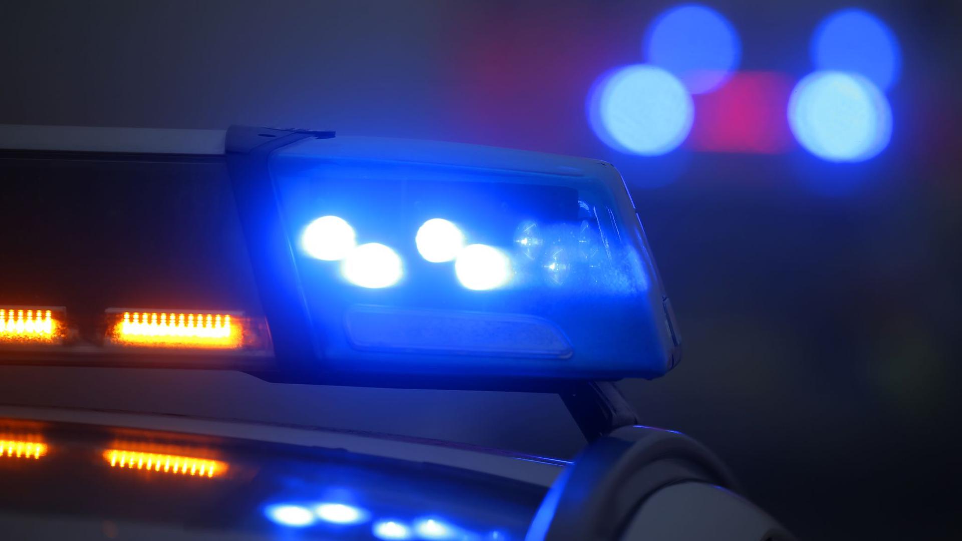 Ein Blaulicht leuchtet auf einem Polizeifahrzeug.