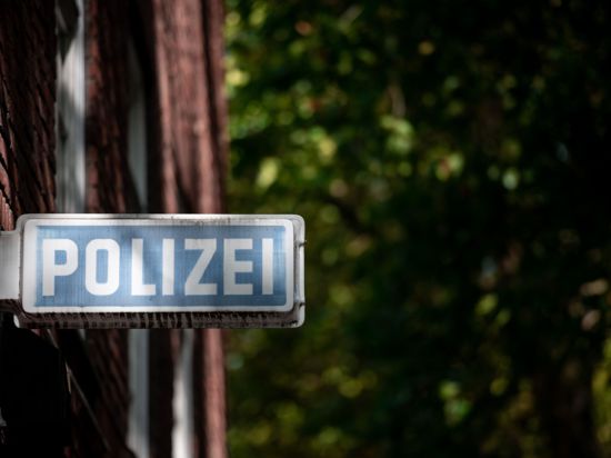 Ein Schild, auf dem „Polizei“ steht, hängt an einer Wache.