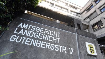 Blick auf ein Hinweisschild des Landgerichts Baden-Baden.