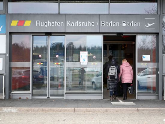 Personen gehen in das Terminal des Flughafen Karlsruhe/Baden-Baden.
