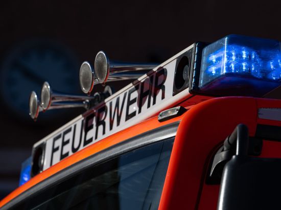 Blaulicht ist auf einem Einsatzfahrzeug der Feuerwehr zu sehen.