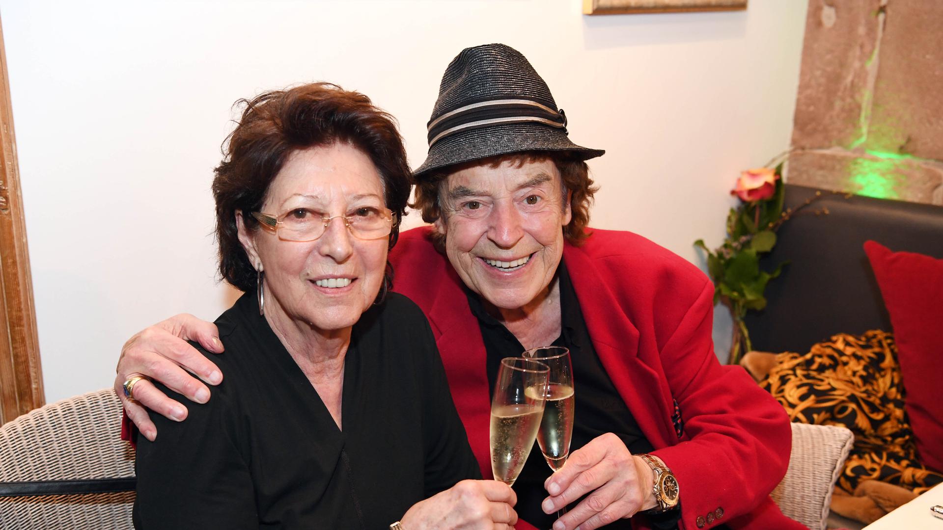 Da wurde noch gefeiert: Der Schlagersänger Tony Marshall sitzt mit seiner Ehefrau Gabriele in einem Restaurant bei seiner Feier zum 82. Geburtstag. 