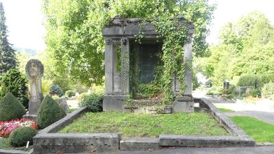 Für diese Grabstätte von 1910 mit dem Ehepaar Ludwig und Babette Kann sowie ihrer unverheirateten Schwester Friederike Kamm wird zum Beispiel ein Pate gesucht