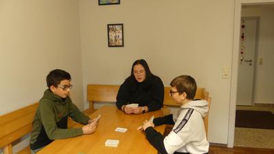 Baran (l.) und Raouls spielen in ihrer Freizeit gerne Karten mit Erzieherin Laura Künnemann