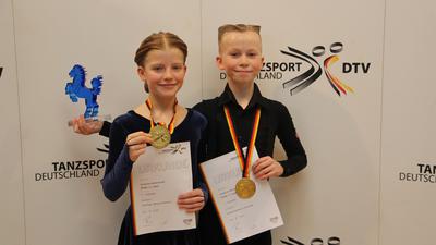 Das stolze Siegerpaar Ella Hoppe und Benedict Wetterauer mit seinen DM-Goldmedaillen 