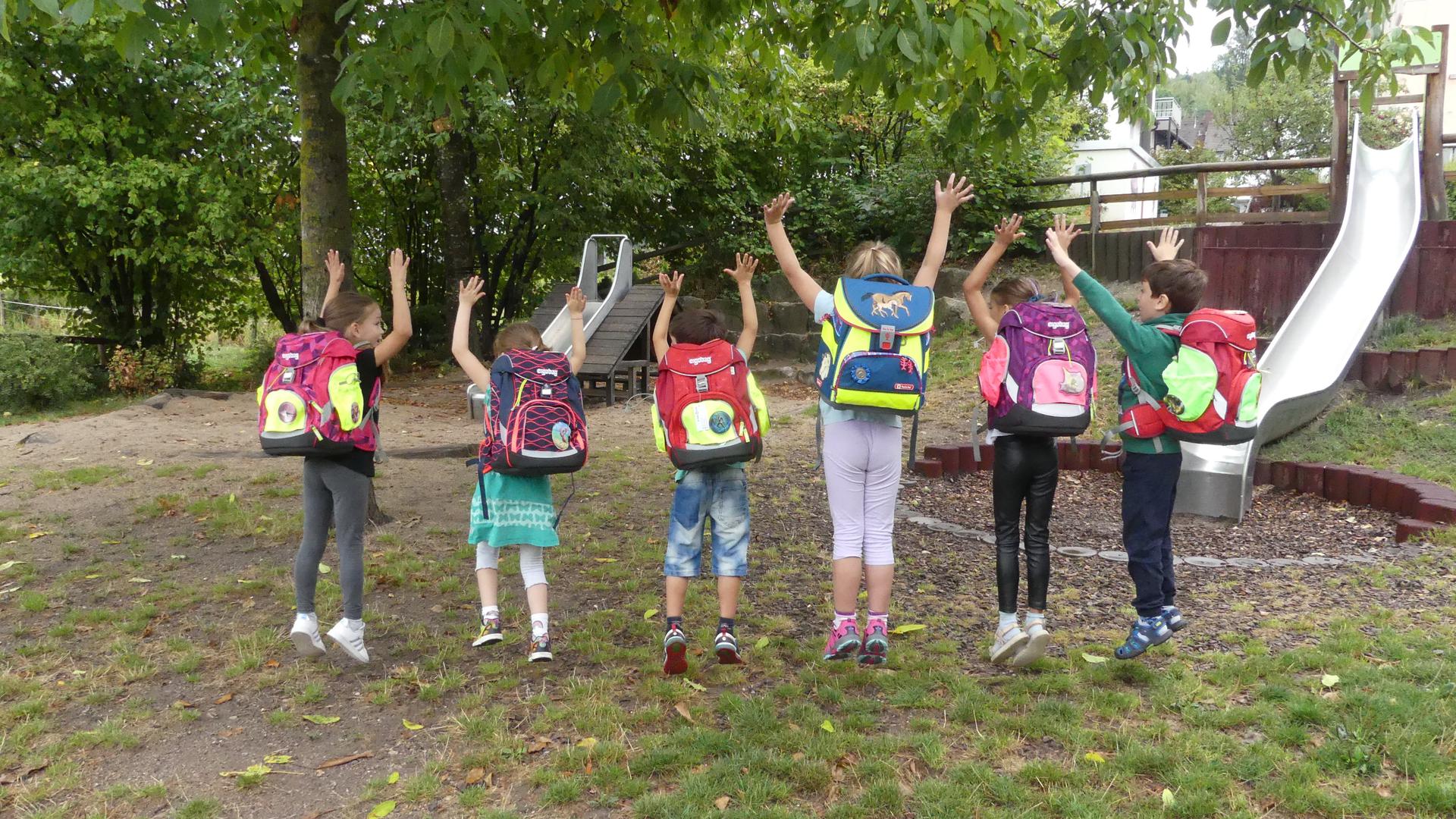 Schultütenaktion in Baden-Baden: Die Schulanfänger freuen sich über ihre tollen Schulranzen
