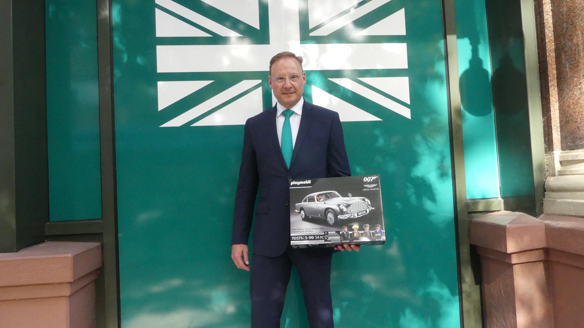 Ernst-Jürgen Wackenhut freut sich schon darauf, den Aston Martin von Playmobil gemeinsam mit seinen Töchtern zusammenzubauen.