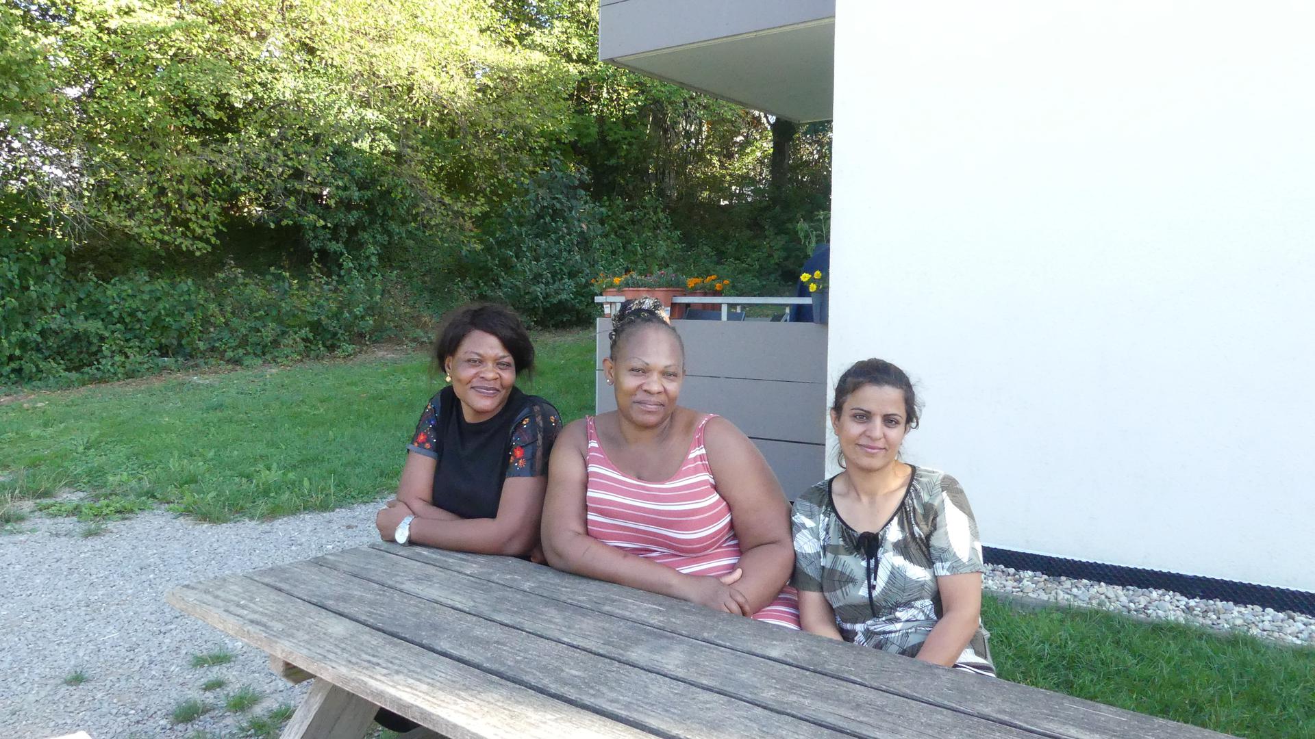 Flore (v.l.), Florence und Tahere suchen jeweils für sich und ihre Familie händeringend eine Wohnung