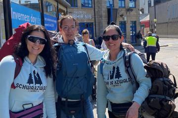 Daniela Dreher, Simone Mango und Simone Alves de Jesus (von links) auf Tour durch Schottland, hier die Ankunft in Inverness.