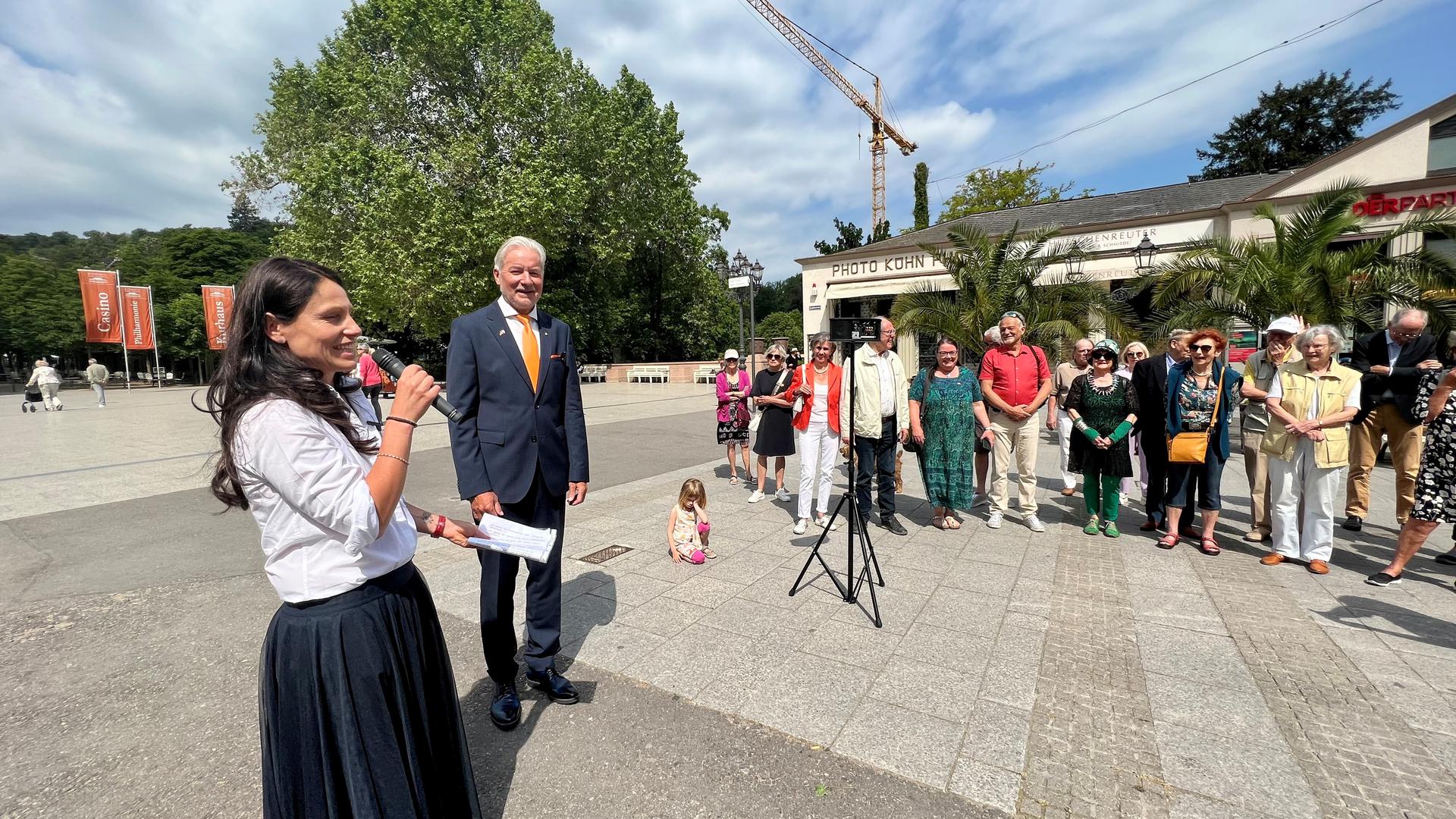 Oberbürgermeisterin Andrea Pfeffer-Ferklová und Oberbürgermeister Dietmar Späth eröffnen den Welterbetag auf der Fieserbrücke in Baden-Baden