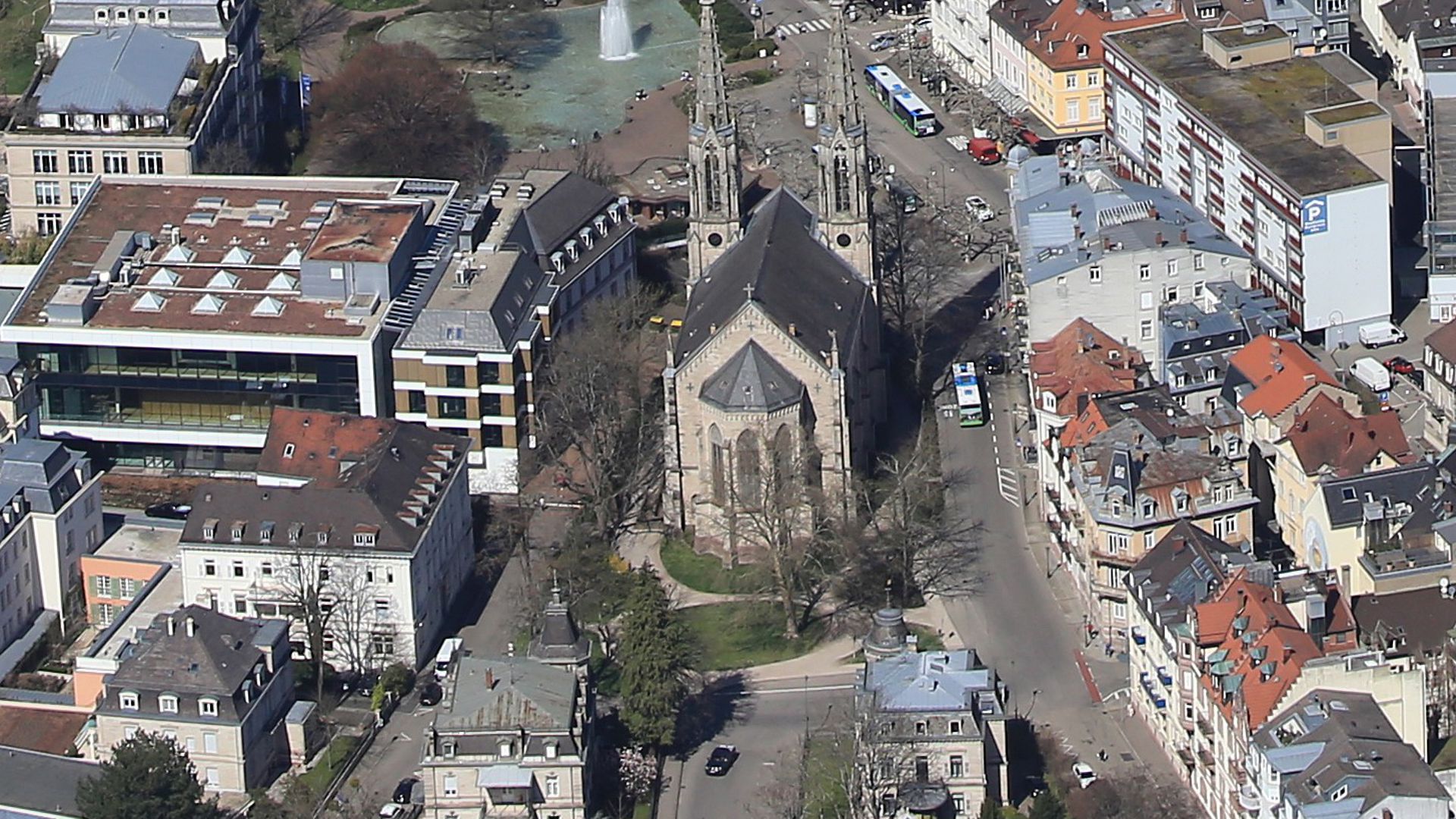 Luftbild des Ludwig-Wilhelm-Platzes mit Kirche in der Mitte.