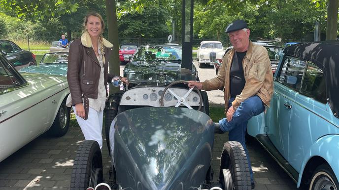Einsteigen und weiter geht die Fahrt durchs Elsass: Volontärin Natalie Dresler darf bei Kay Rickert in seinem Rally mit Baujahr 1931 mitfahren.