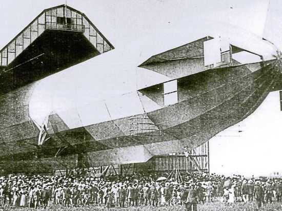 Die Schaulustigen standen dicht gedrängt: Am 21. August 1910 wurde das Luftschiff LZ 6 auf dem Flugplatz Oos bestaunt. Für die Zeppeline war auf dem Gelände eine gewaltige Luftschiffhalle gebaut worden.