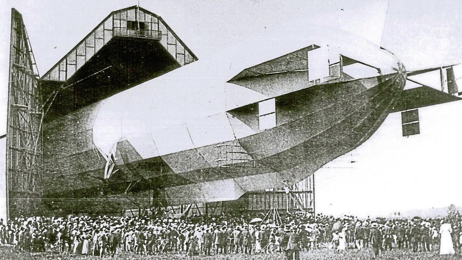 Die Schaulustigen standen dicht gedrängt: Am 21. August 1910 wurde das Luftschiff LZ 11 Viktoria Luise auf dem Flugplatz Oos bestaunt. Für die Zeppeline war auf dem Gelände eine gewaltige Luftschiffhalle gebaut worden.