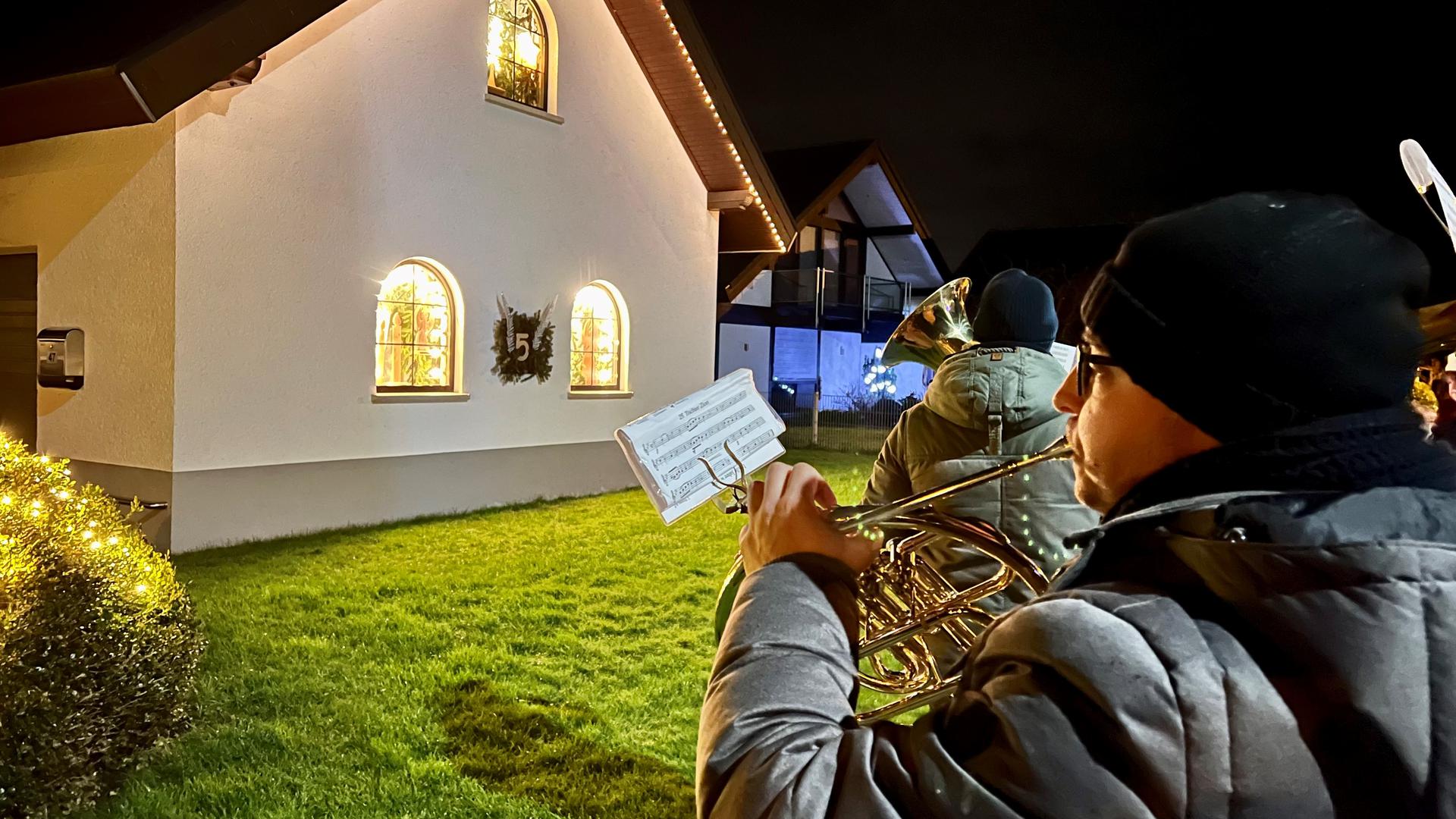 Die Fenster der Nummer 5 strahlen hell: Mitglieder des Musikvereins Harmonie Balzhofen spielen sonntags Weihnachtslieder an den Stationen.