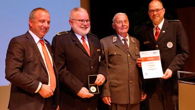 Mit seiner neuen Ehrenmedaille in Gold würdigt der DRK-Kreisverband Bühl-Achern die außergewöhnlichen Verdienste von Werner Vögele (Zweiter von rechts), überreicht durch Martin Stiebitz, Josef Steinel und Hubert Köninger (von rechts).