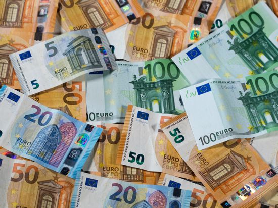 Euro-Geldscheine mit unterschiedlichen Werten (gestellte Szene). Fast 7,8 Millionen Euro aus beschlagnahmtem, illegalem Vermögen sind seit 2017 in die Berliner Landeskasse geflossen. (zu "Justiz: Knapp 7,8 Millionen Euro aus illegalem Vermögen fürs Land") +++ dpa-Bildfunk +++
