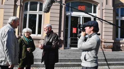 Aufarbeitung vor der Kamera: Die Baden-Badener Klaus und Christina Lipps (von links, hier am Bahnhof in Oos) spielen in der Dokumentation eine Hauptrolle.