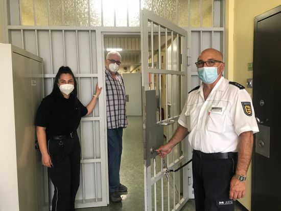 Die Gefängnistüren öffnen sich wieder: Thomas Müller (Mitte) und Egon Schmelzle mit der Auszubildenden Jana Zeybekoglu im Flur der Anstalt.