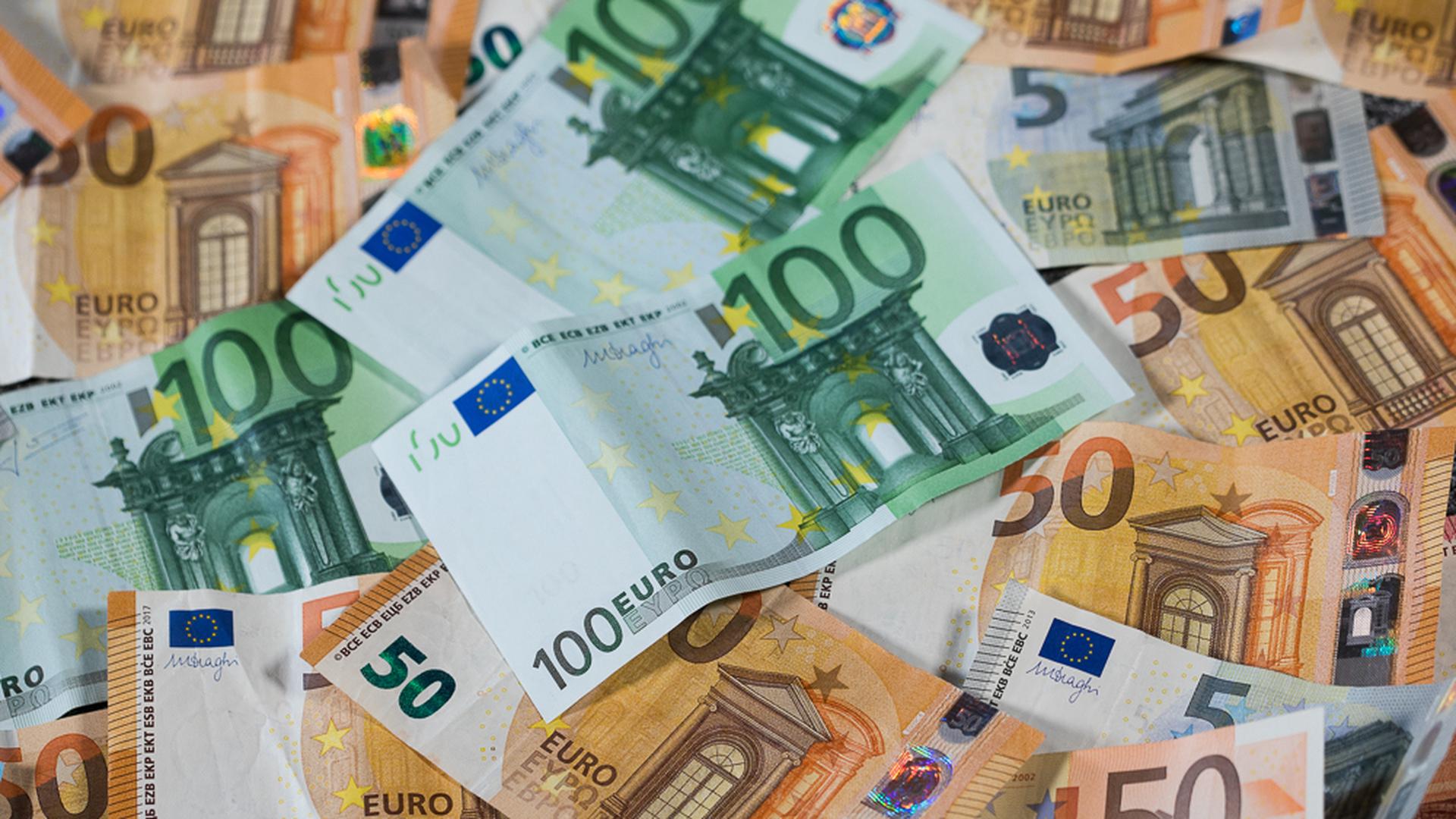 Zu sehen sind Euro-Geldscheine mit unterschiedlichen Werten. Thema der Sitzung im Bundestag ist unter anderem der EU-Haushalt. +++ dpa-Bildfunk +++