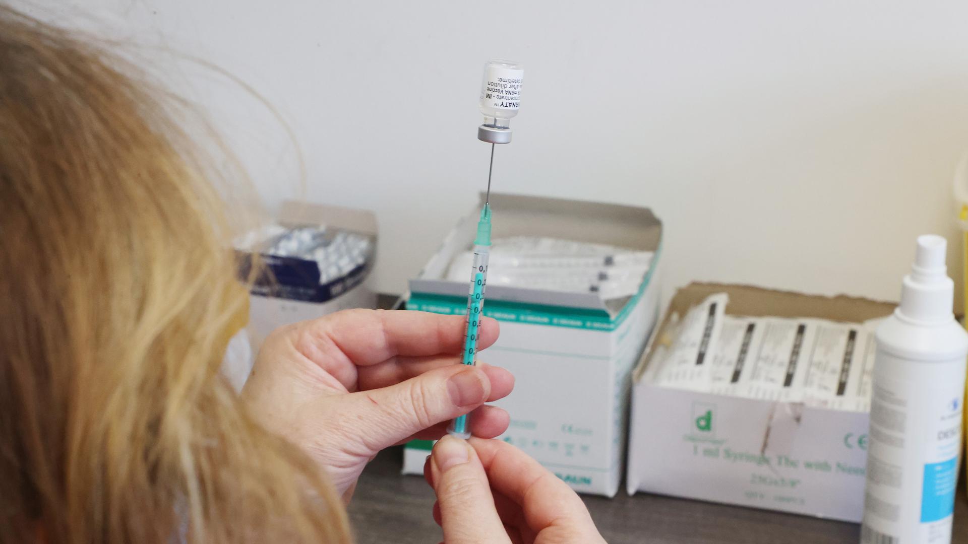 Eine Krankenschwester füllt eine Spritze Impfstoff von Biontech/Pfizer gegen Covid 19 in einer Hausarztpraxis. T