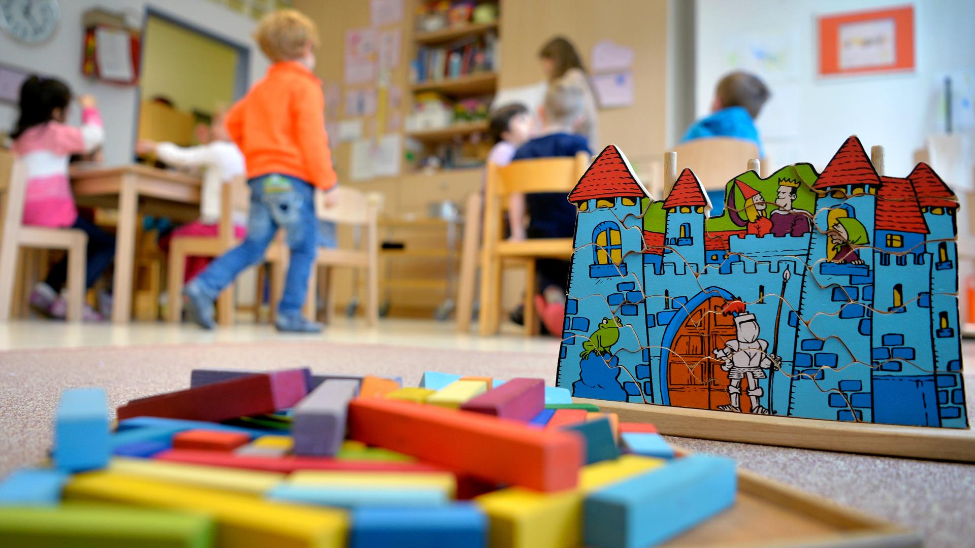 Spielzeug liegt in einer Kindertagesstätte auf dem Boden. (zu dpa «Kita-Betrieb bleibt eingeschränkt - Stäbchen-Tests für die Kleinen») +++ dpa-Bildfunk +++