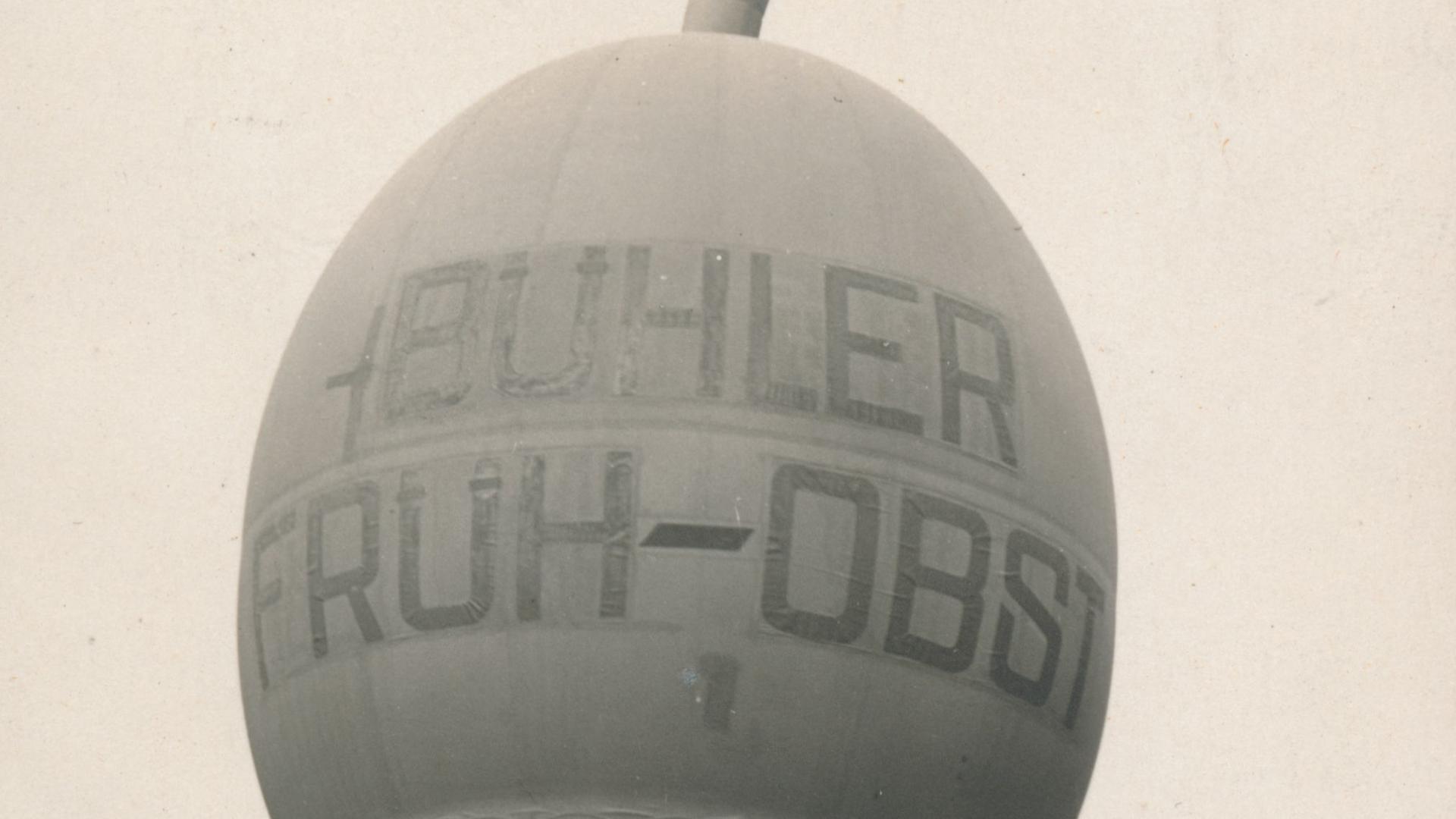 Eine schwebende Zwetschge: Der Ballon war ein Blickfang beim Zwetschgenfest 1927. 